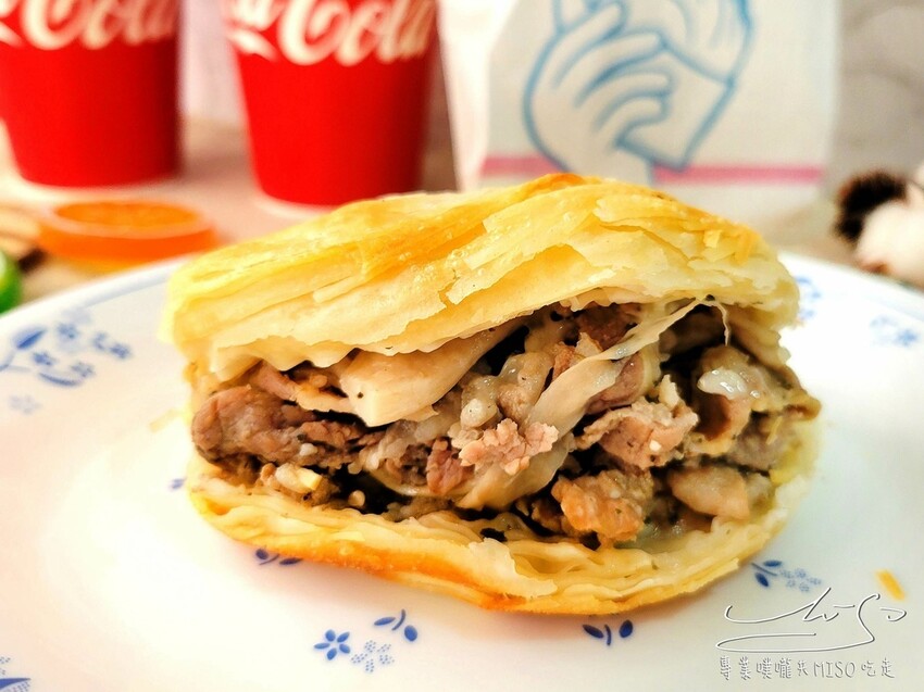 【大安捷運美食】饃饃噠心動肉夾饃-大安信義店 ➤ 大安站散步小吃,肉絲鮮嫩多汁搭配著濃郁醬汁,散發著誘人