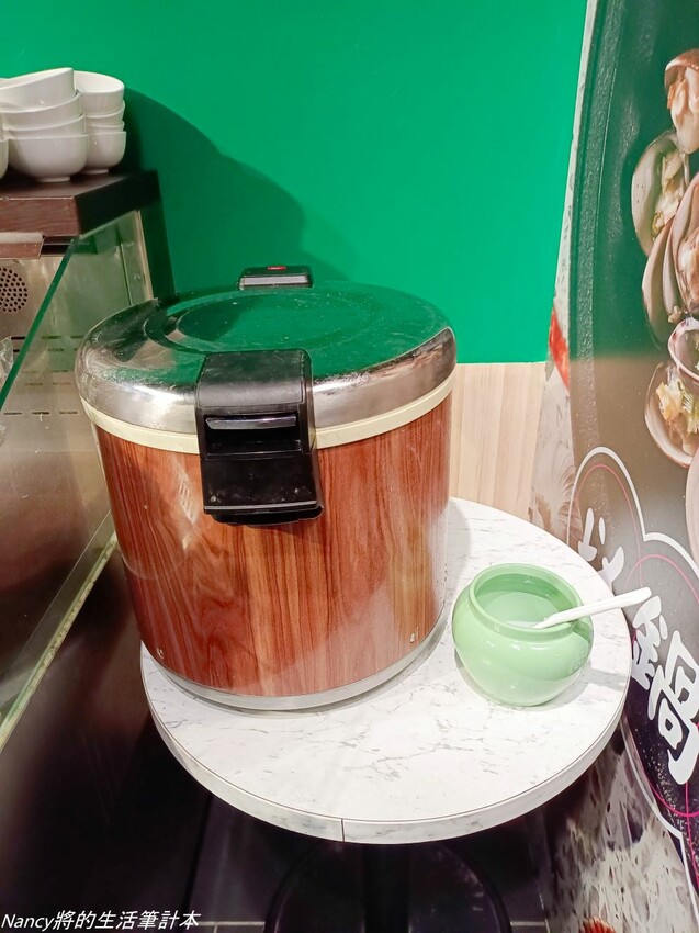 最潮台式火鍋店一次提供多種超台味鍋底，魷魚螺肉蒜、功夫排骨酥、生炒花枝、客家鹹湯圓通通都有~