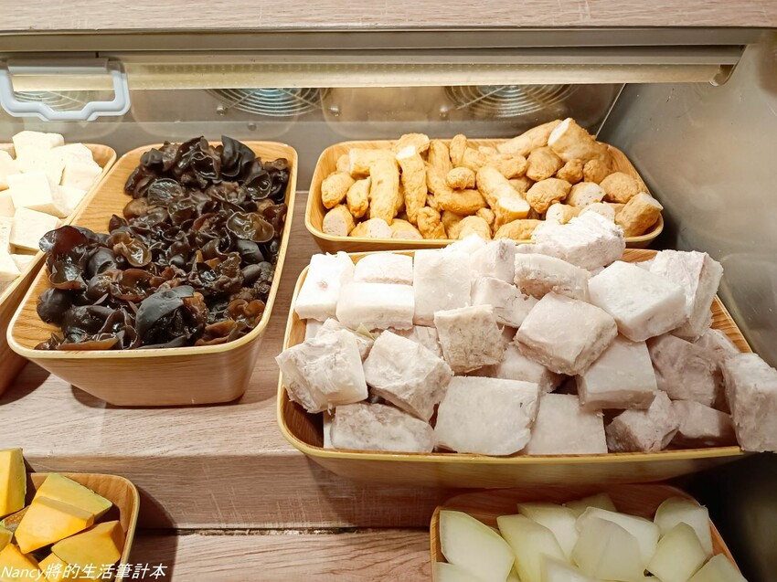 最潮台式火鍋店一次提供多種超台味鍋底，魷魚螺肉蒜、功夫排骨酥、生炒花枝、客家鹹湯圓通通都有~