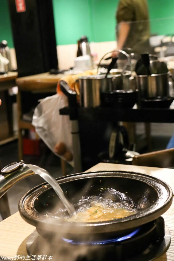 最潮台式火鍋店一次提供多種超台味鍋底，魷魚螺肉蒜、功夫排骨酥、生炒花枝、客家鹹湯圓通通都有~