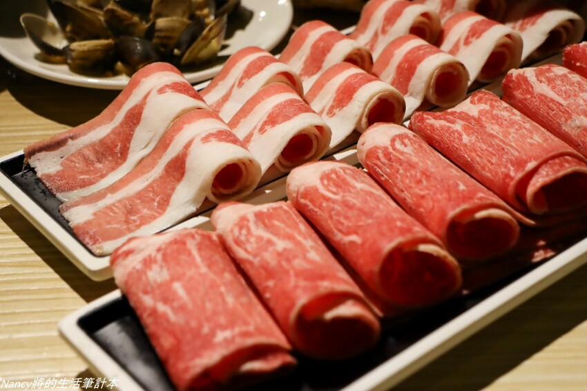 最潮台式火鍋店一次提供多種超台味鍋底，魷魚螺肉蒜、功夫排骨酥、生炒花枝、客家鹹湯圓通通都有~