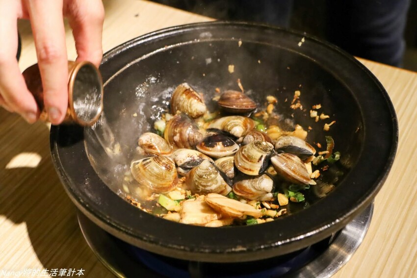 最潮台式火鍋店一次提供多種超台味鍋底，魷魚螺肉蒜、功夫排骨酥、生炒花枝、客家鹹湯圓通通都有~