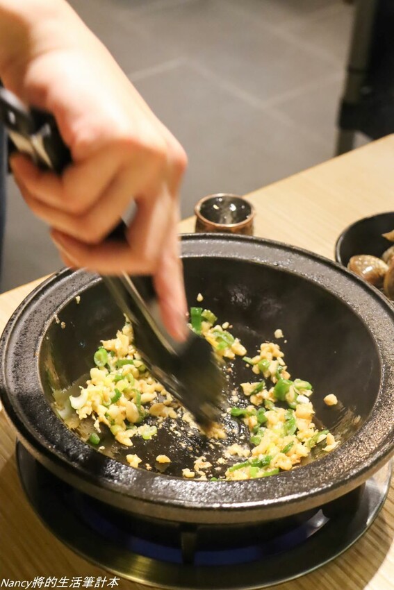 最潮台式火鍋店一次提供多種超台味鍋底，魷魚螺肉蒜、功夫排骨酥、生炒花枝、客家鹹湯圓通通都有~