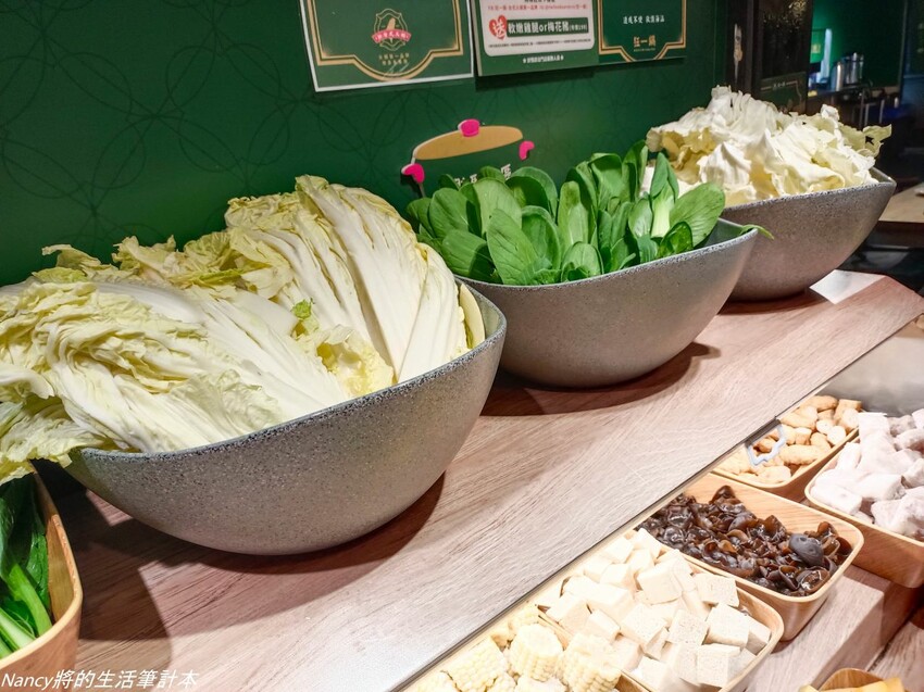 最潮台式火鍋店一次提供多種超台味鍋底，魷魚螺肉蒜、功夫排骨酥、生炒花枝、客家鹹湯圓通通都有~