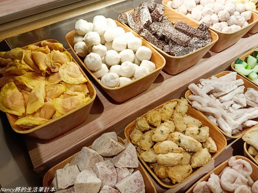 最潮台式火鍋店一次提供多種超台味鍋底，魷魚螺肉蒜、功夫排骨酥、生炒花枝、客家鹹湯圓通通都有~