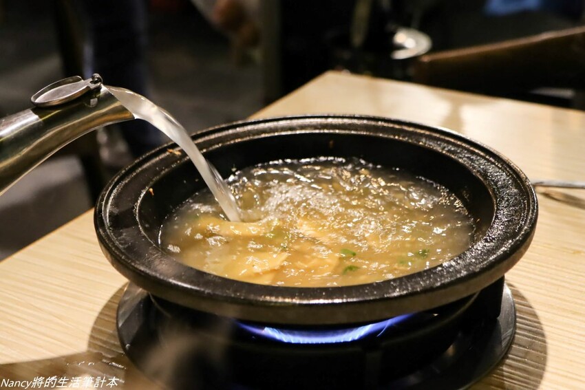 最潮台式火鍋店一次提供多種超台味鍋底，魷魚螺肉蒜、功夫排骨酥、生炒花枝、客家鹹湯圓通通都有~