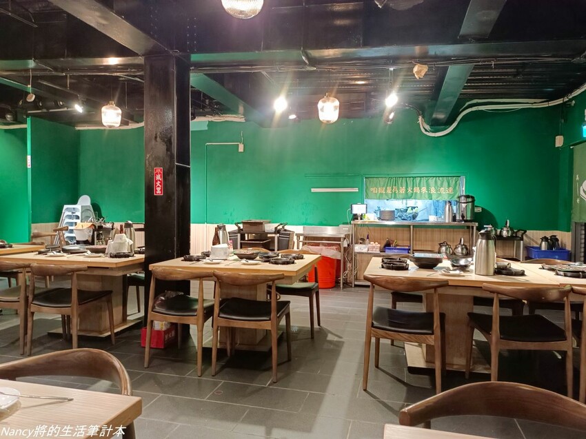 最潮台式火鍋店一次提供多種超台味鍋底，魷魚螺肉蒜、功夫排骨酥、生炒花枝、客家鹹湯圓通通都有~