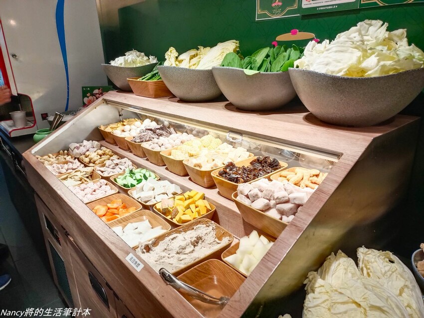 最潮台式火鍋店一次提供多種超台味鍋底，魷魚螺肉蒜、功夫排骨酥、生炒花枝、客家鹹湯圓通通都有~