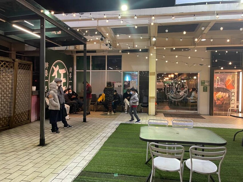 最潮台式火鍋店一次提供多種超台味鍋底，魷魚螺肉蒜、功夫排骨酥、生炒花枝、客家鹹湯圓通通都有~