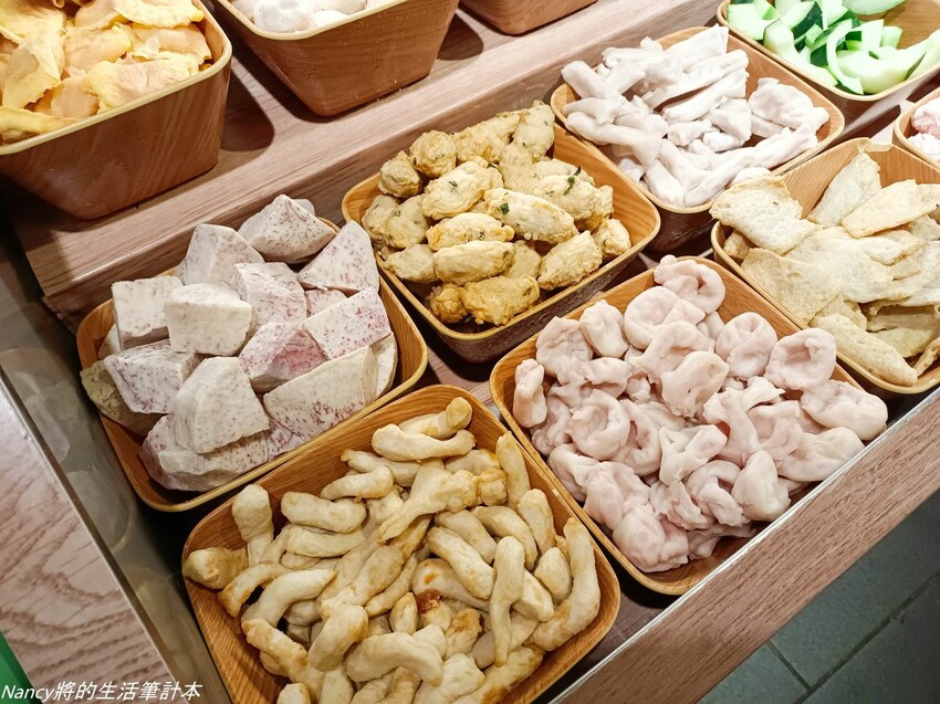 最潮台式火鍋店一次提供多種超台味鍋底，魷魚螺肉蒜、功夫排骨酥、生炒花枝、客家鹹湯圓通通都有~