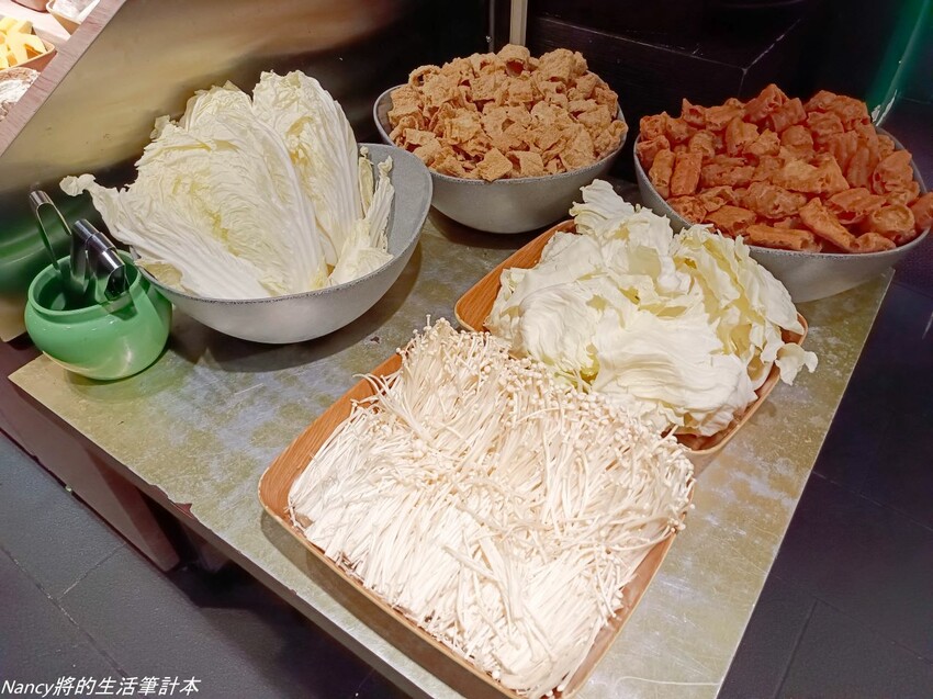 最潮台式火鍋店一次提供多種超台味鍋底，魷魚螺肉蒜、功夫排骨酥、生炒花枝、客家鹹湯圓通通都有~