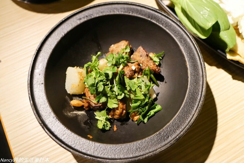 最潮台式火鍋店一次提供多種超台味鍋底，魷魚螺肉蒜、功夫排骨酥、生炒花枝、客家鹹湯圓通通都有~