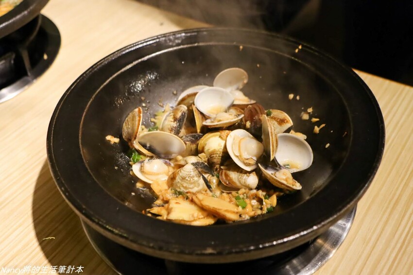 最潮台式火鍋店一次提供多種超台味鍋底，魷魚螺肉蒜、功夫排骨酥、生炒花枝、客家鹹湯圓通通都有~