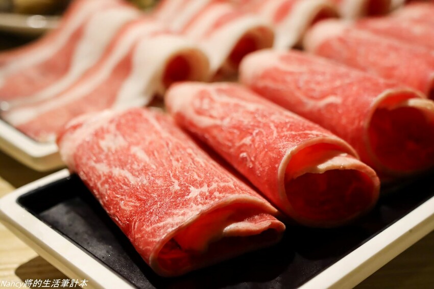 最潮台式火鍋店一次提供多種超台味鍋底，魷魚螺肉蒜、功夫排骨酥、生炒花枝、客家鹹湯圓通通都有~