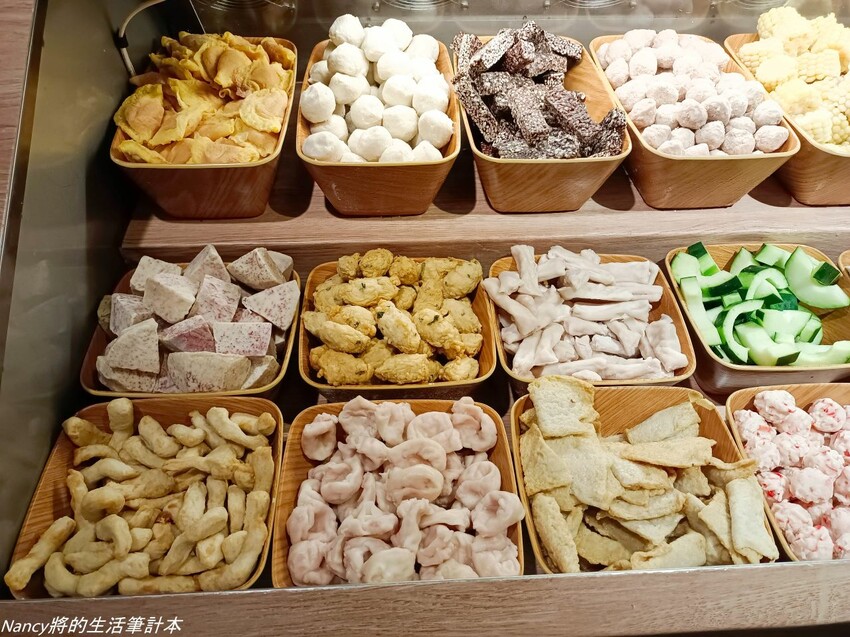 最潮台式火鍋店一次提供多種超台味鍋底，魷魚螺肉蒜、功夫排骨酥、生炒花枝、客家鹹湯圓通通都有~