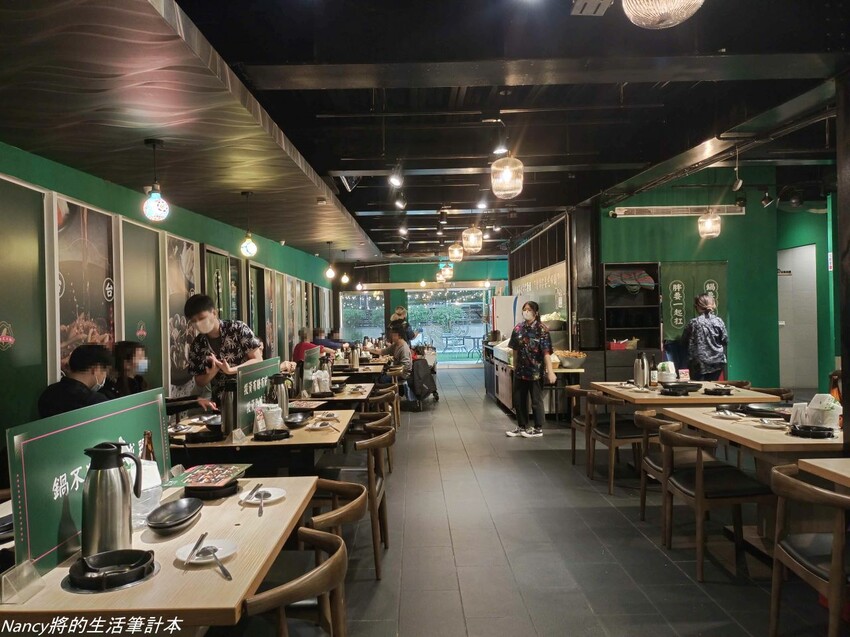 最潮台式火鍋店一次提供多種超台味鍋底，魷魚螺肉蒜、功夫排骨酥、生炒花枝、客家鹹湯圓通通都有~