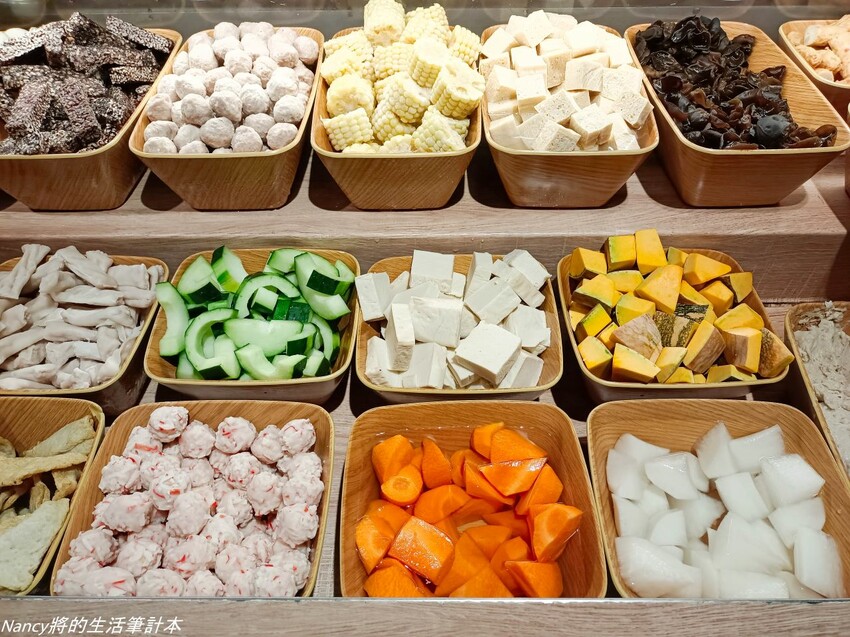 最潮台式火鍋店一次提供多種超台味鍋底，魷魚螺肉蒜、功夫排骨酥、生炒花枝、客家鹹湯圓通通都有~