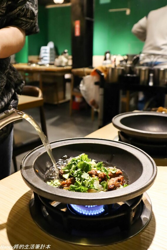 最潮台式火鍋店一次提供多種超台味鍋底，魷魚螺肉蒜、功夫排骨酥、生炒花枝、客家鹹湯圓通通都有~