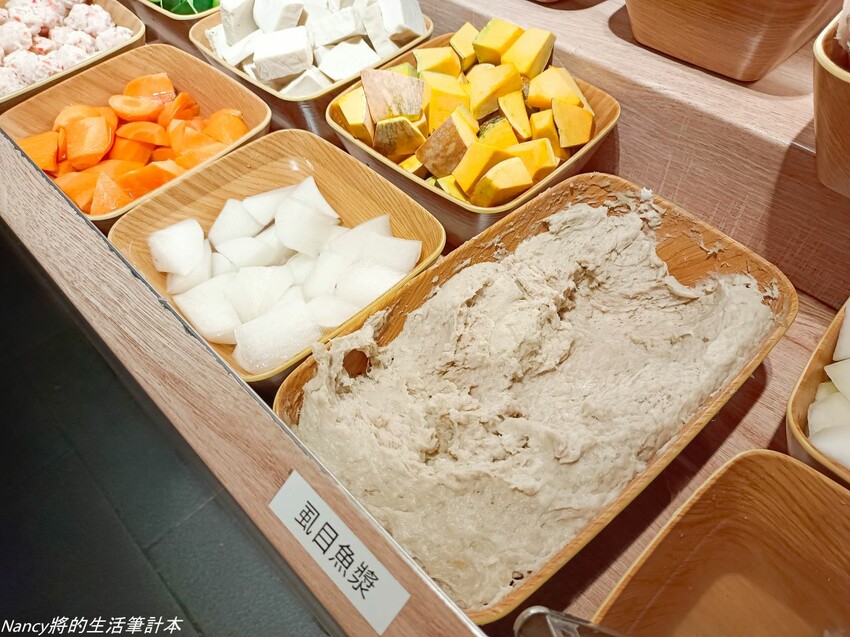 最潮台式火鍋店一次提供多種超台味鍋底，魷魚螺肉蒜、功夫排骨酥、生炒花枝、客家鹹湯圓通通都有~