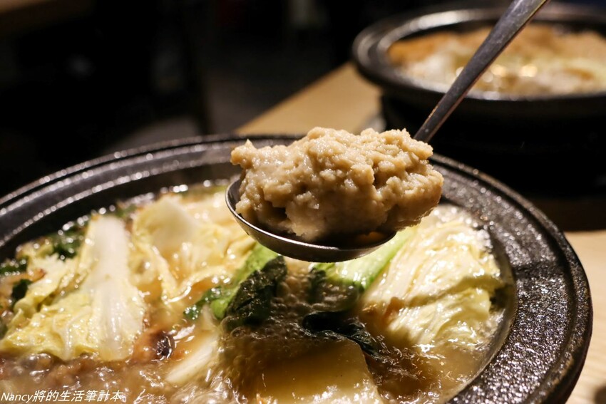 最潮台式火鍋店一次提供多種超台味鍋底，魷魚螺肉蒜、功夫排骨酥、生炒花枝、客家鹹湯圓通通都有~