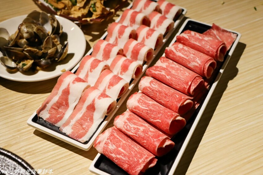 最潮台式火鍋店一次提供多種超台味鍋底，魷魚螺肉蒜、功夫排骨酥、生炒花枝、客家鹹湯圓通通都有~