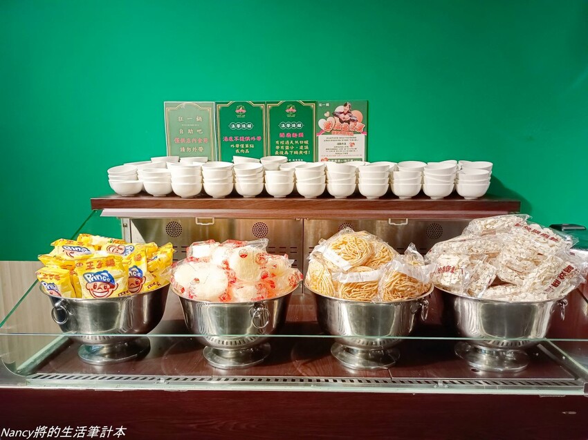 最潮台式火鍋店一次提供多種超台味鍋底，魷魚螺肉蒜、功夫排骨酥、生炒花枝、客家鹹湯圓通通都有~