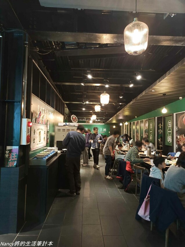 最潮台式火鍋店一次提供多種超台味鍋底，魷魚螺肉蒜、功夫排骨酥、生炒花枝、客家鹹湯圓通通都有~