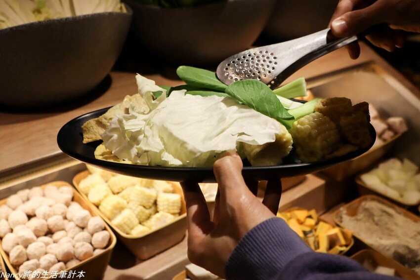 最潮台式火鍋店一次提供多種超台味鍋底，魷魚螺肉蒜、功夫排骨酥、生炒花枝、客家鹹湯圓通通都有~