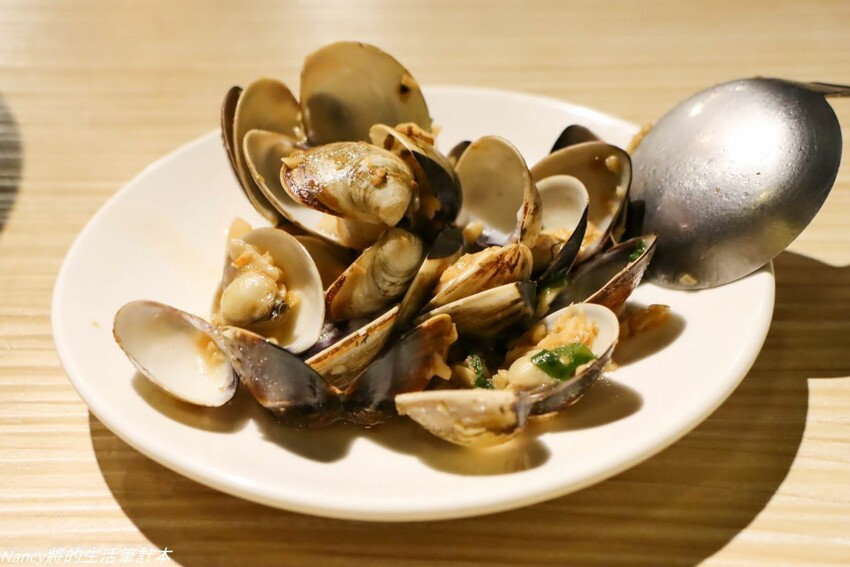 最潮台式火鍋店一次提供多種超台味鍋底，魷魚螺肉蒜、功夫排骨酥、生炒花枝、客家鹹湯圓通通都有~