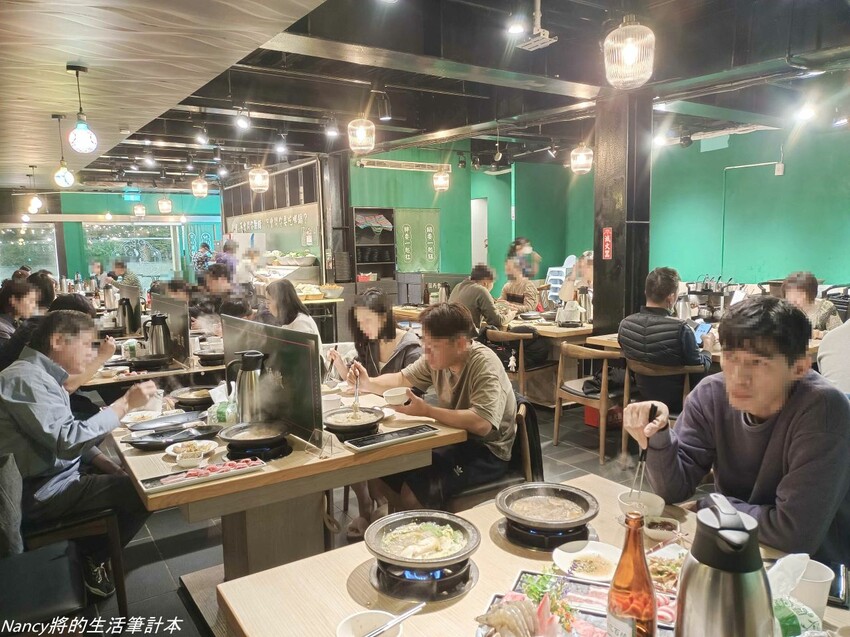 最潮台式火鍋店一次提供多種超台味鍋底，魷魚螺肉蒜、功夫排骨酥、生炒花枝、客家鹹湯圓通通都有~