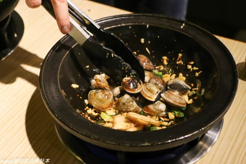 最潮台式火鍋店一次提供多種超台味鍋底，魷魚螺肉蒜、功夫排骨酥、生炒花枝、客家鹹湯圓通通都有~