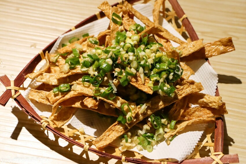 最潮台式火鍋店一次提供多種超台味鍋底，魷魚螺肉蒜、功夫排骨酥、生炒花枝、客家鹹湯圓通通都有~