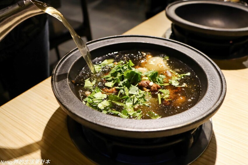 最潮台式火鍋店一次提供多種超台味鍋底，魷魚螺肉蒜、功夫排骨酥、生炒花枝、客家鹹湯圓通通都有~