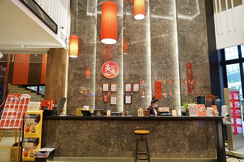 台中超狂單點式港式料理吃到飽！！加碼自助熱鍋區、港式熱炒、粥品等高達60道以上料理任你無限吃~~