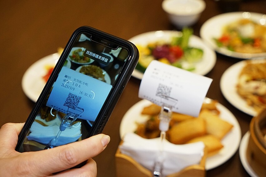 台中超狂單點式港式料理吃到飽！！加碼自助熱鍋區、港式熱炒、粥品等高達60道以上料理任你無限吃~~