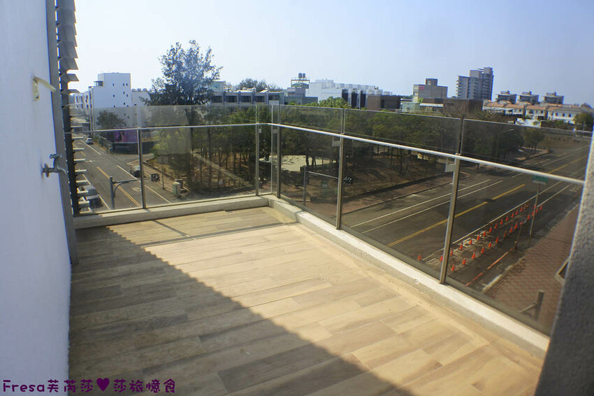 台南民宿【衡定理台南安平包棟民宿（畃雨）】大面景觀窗房內景色超美！大陽台微海景渡假趣│歡樂卡拉ＯＫ室│廚房家電餐具設備齊全 - Fresa芙芮莎♥莎旅憶食