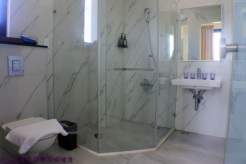 台南民宿【衡定理台南安平包棟民宿（畃雨）】大面景觀窗房內景色超美！大陽台微海景渡假趣│歡樂卡拉ＯＫ室│廚房家電餐具設備齊全 - Fresa芙芮莎♥莎旅憶食