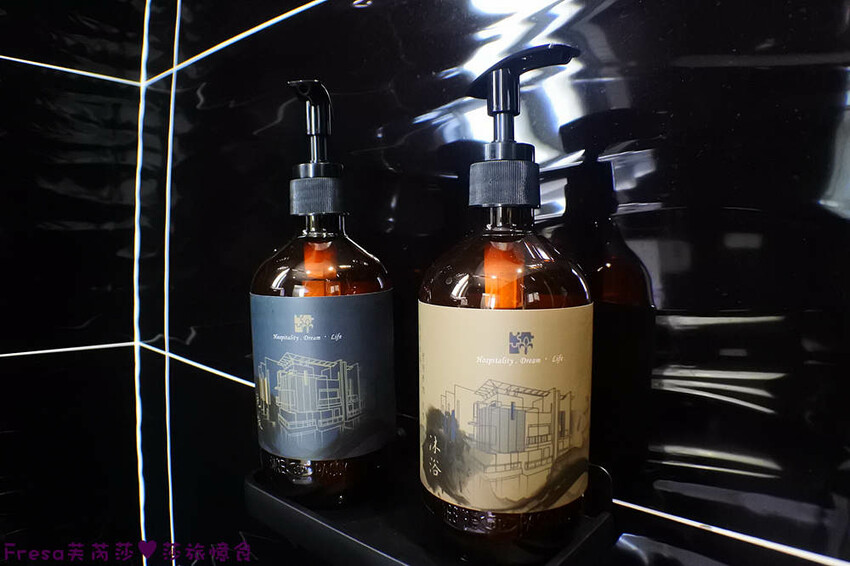 台南民宿【衡定理台南安平包棟民宿（畃雨）】大面景觀窗房內景色超美！大陽台微海景渡假趣│歡樂卡拉ＯＫ室│廚房家電餐具設備齊全 - Fresa芙芮莎♥莎旅憶食