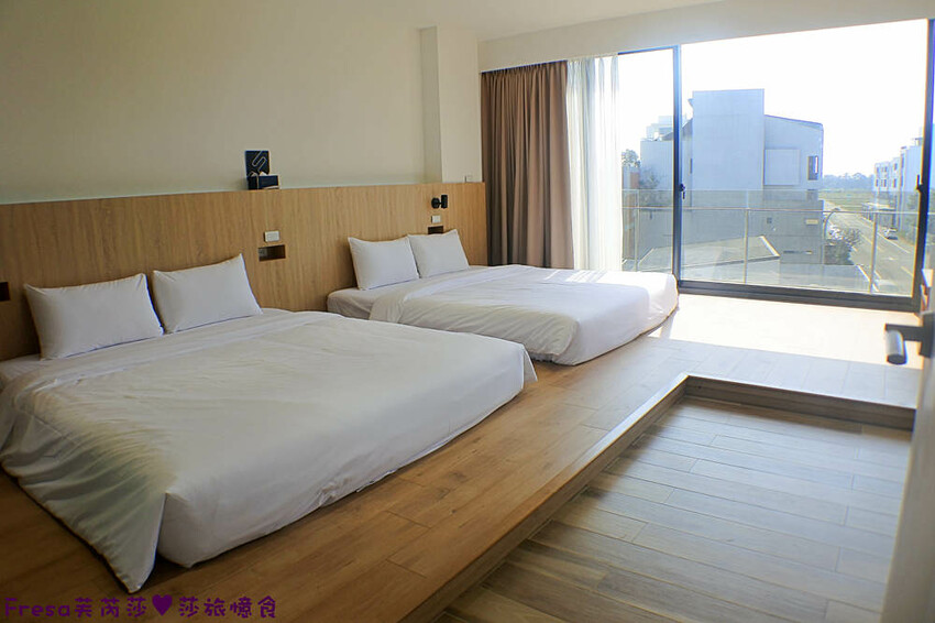 台南民宿【衡定理台南安平包棟民宿（畃雨）】大面景觀窗房內景色超美！大陽台微海景渡假趣│歡樂卡拉ＯＫ室│廚房家電餐具設備齊全 - Fresa芙芮莎♥莎旅憶食