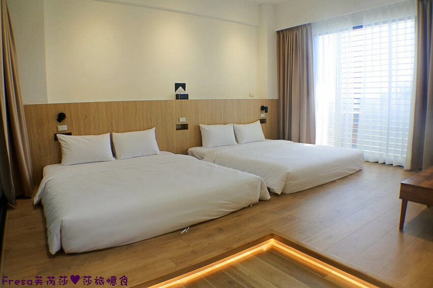 台南民宿【衡定理台南安平包棟民宿（畃雨）】大面景觀窗房內景色超美！大陽台微海景渡假趣│歡樂卡拉ＯＫ室│廚房家電餐具設備齊全 - Fresa芙芮莎♥莎旅憶食