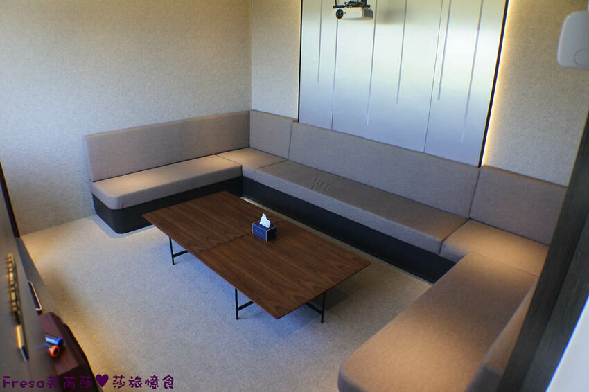 台南民宿【衡定理台南安平包棟民宿（畃雨）】大面景觀窗房內景色超美！大陽台微海景渡假趣│歡樂卡拉ＯＫ室│廚房家電餐具設備齊全 - Fresa芙芮莎♥莎旅憶食