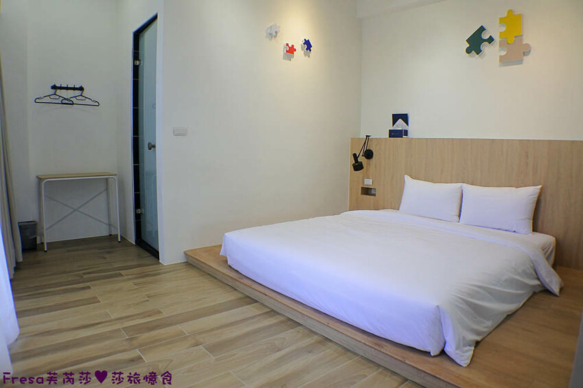 台南民宿【衡定理台南安平包棟民宿（畃雨）】大面景觀窗房內景色超美！大陽台微海景渡假趣│歡樂卡拉ＯＫ室│廚房家電餐具設備齊全 - Fresa芙芮莎♥莎旅憶食