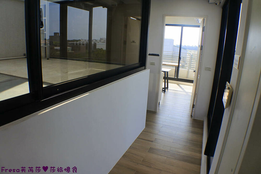 台南民宿【衡定理台南安平包棟民宿（畃雨）】大面景觀窗房內景色超美！大陽台微海景渡假趣│歡樂卡拉ＯＫ室│廚房家電餐具設備齊全 - Fresa芙芮莎♥莎旅憶食