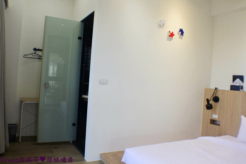 台南民宿【衡定理台南安平包棟民宿（畃雨）】大面景觀窗房內景色超美！大陽台微海景渡假趣│歡樂卡拉ＯＫ室│廚房家電餐具設備齊全 - Fresa芙芮莎♥莎旅憶食