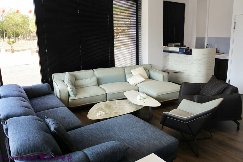 台南民宿【衡定理台南安平包棟民宿（畃雨）】大面景觀窗房內景色超美！大陽台微海景渡假趣│歡樂卡拉ＯＫ室│廚房家電餐具設備齊全 - Fresa芙芮莎♥莎旅憶食