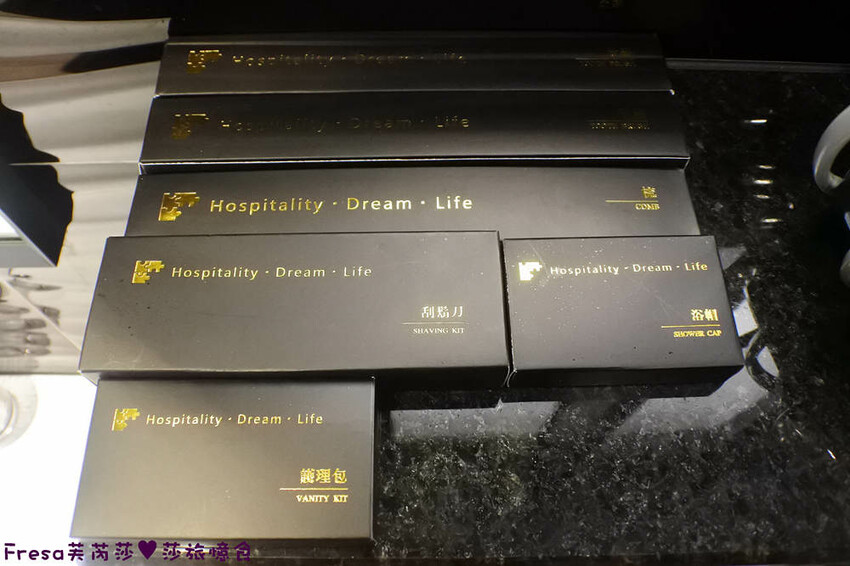 台南民宿【衡定理台南安平包棟民宿（畃雨）】大面景觀窗房內景色超美！大陽台微海景渡假趣│歡樂卡拉ＯＫ室│廚房家電餐具設備齊全 - Fresa芙芮莎♥莎旅憶食