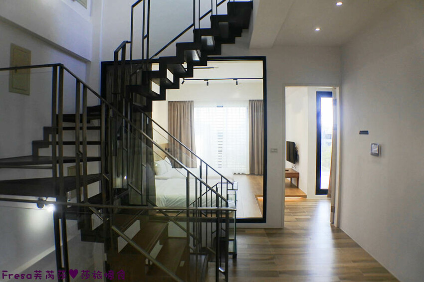 台南民宿【衡定理台南安平包棟民宿（畃雨）】大面景觀窗房內景色超美！大陽台微海景渡假趣│歡樂卡拉ＯＫ室│廚房家電餐具設備齊全 - Fresa芙芮莎♥莎旅憶食