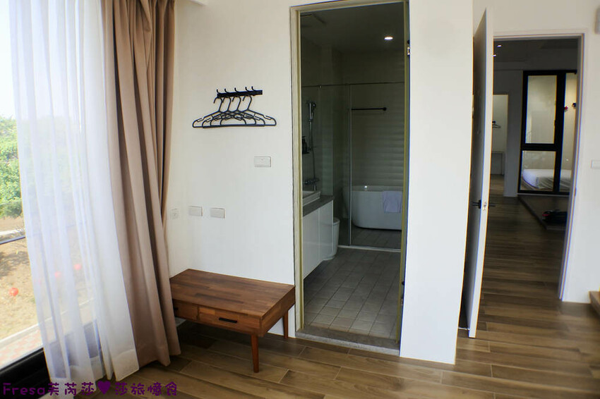 台南民宿【衡定理台南安平包棟民宿（畃雨）】大面景觀窗房內景色超美！大陽台微海景渡假趣│歡樂卡拉ＯＫ室│廚房家電餐具設備齊全 - Fresa芙芮莎♥莎旅憶食