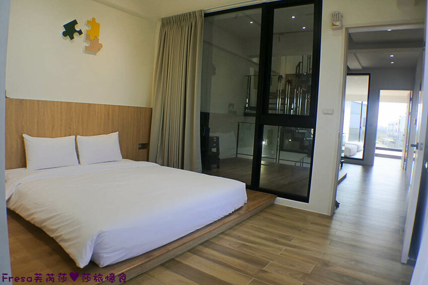 台南民宿【衡定理台南安平包棟民宿（畃雨）】大面景觀窗房內景色超美！大陽台微海景渡假趣│歡樂卡拉ＯＫ室│廚房家電餐具設備齊全 - Fresa芙芮莎♥莎旅憶食