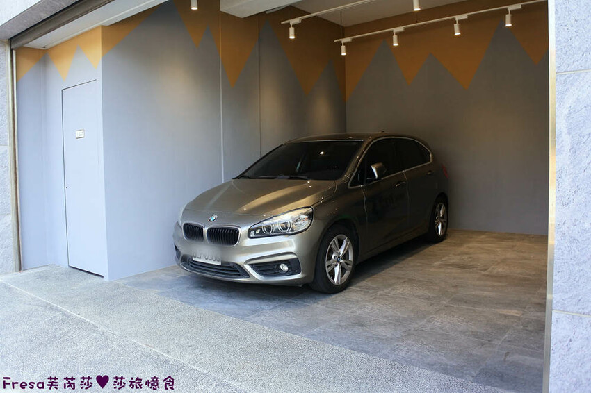 台南民宿【衡定理台南安平包棟民宿（畃雨）】大面景觀窗房內景色超美！大陽台微海景渡假趣│歡樂卡拉ＯＫ室│廚房家電餐具設備齊全 - Fresa芙芮莎♥莎旅憶食